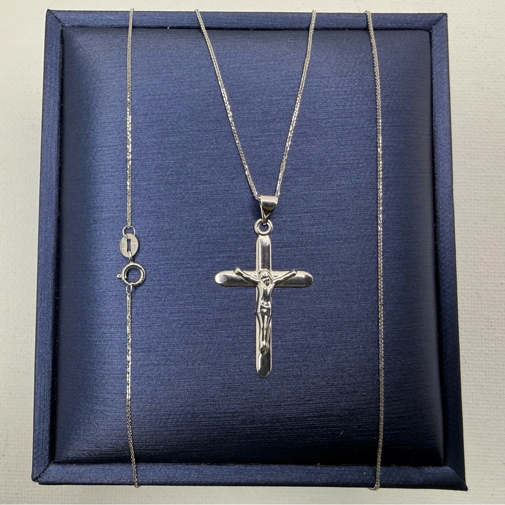 18K Genuine White Gold Dainty Chain Necklace with Cross Pendant (Preowned)